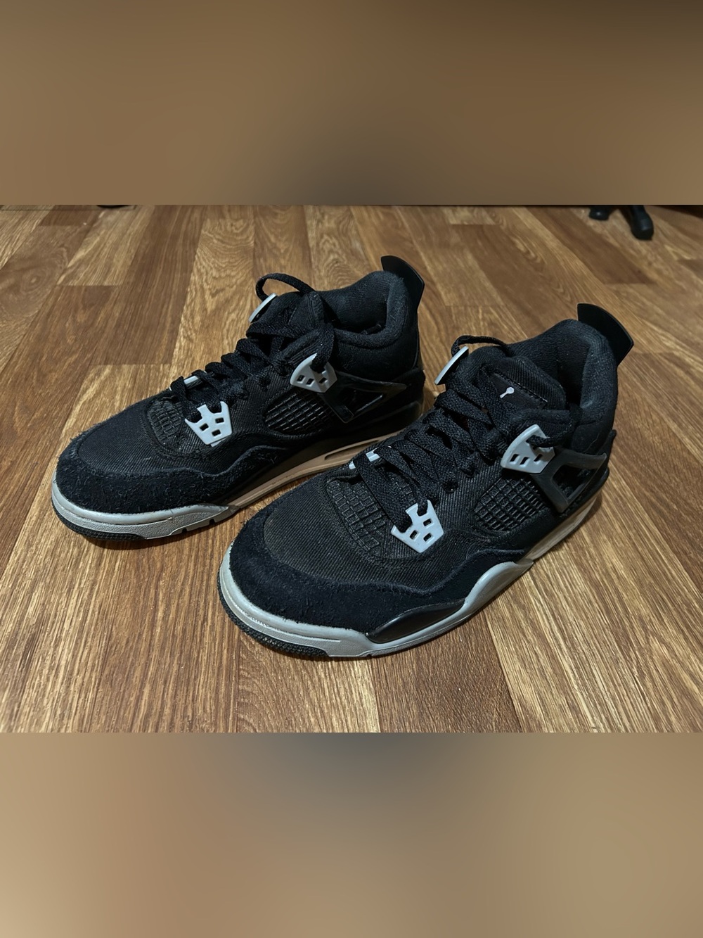 Air Jordan 4 Retro SE Boys Black Gray Red Sneakers Size 5Y WITH ORIGINAL BOX